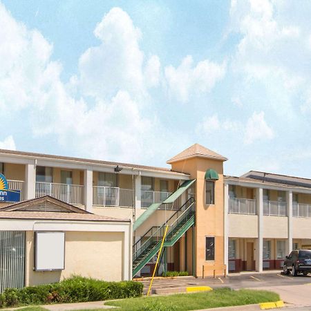 Days Inn & Suites By Wyndham Wichita East Екстериор снимка