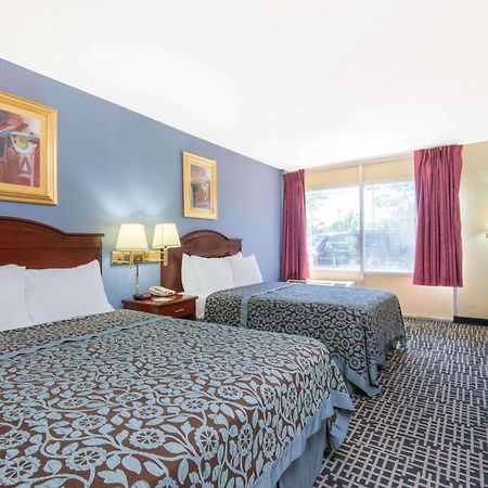 Days Inn & Suites By Wyndham Wichita East Екстериор снимка