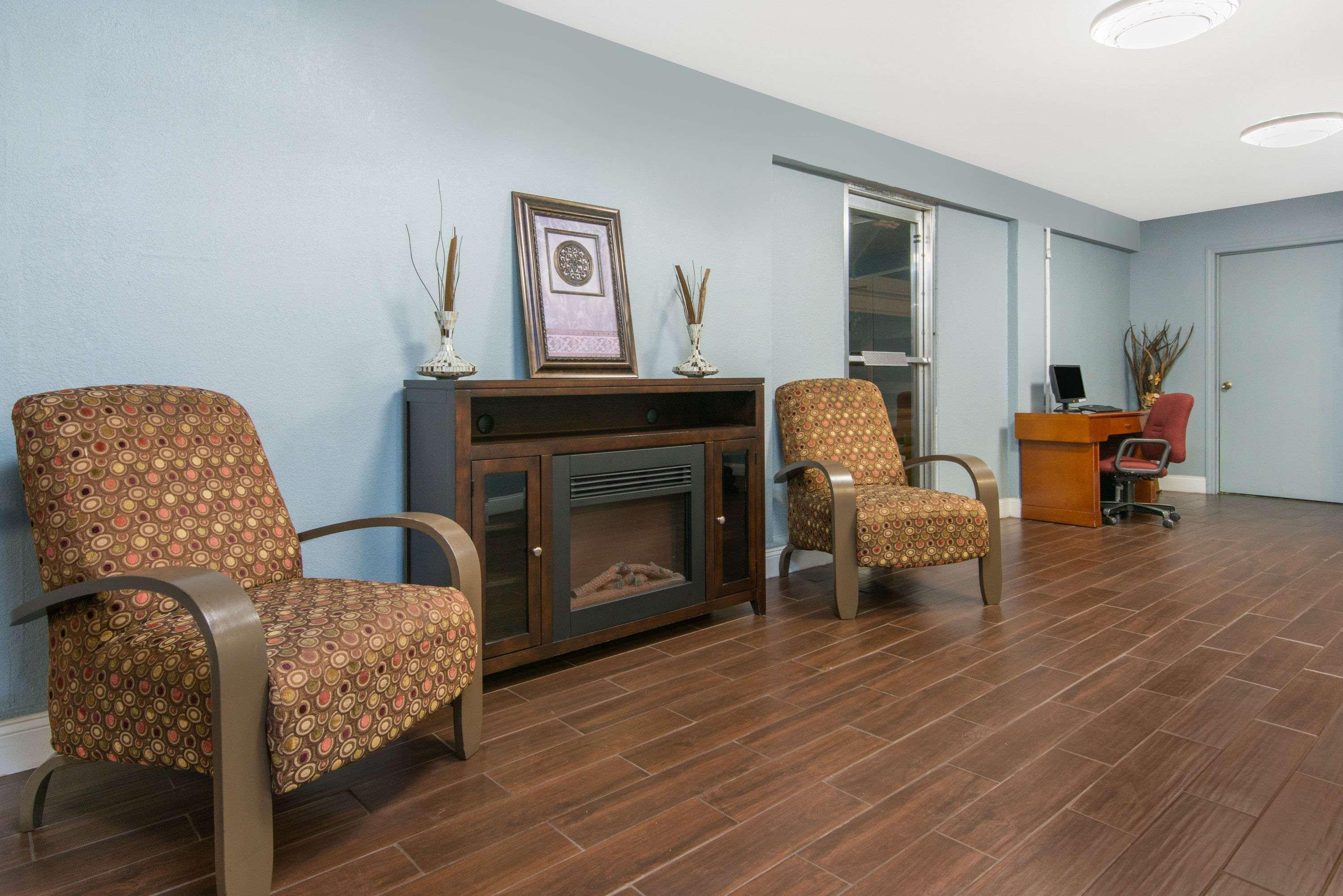 Days Inn & Suites By Wyndham Wichita East Екстериор снимка