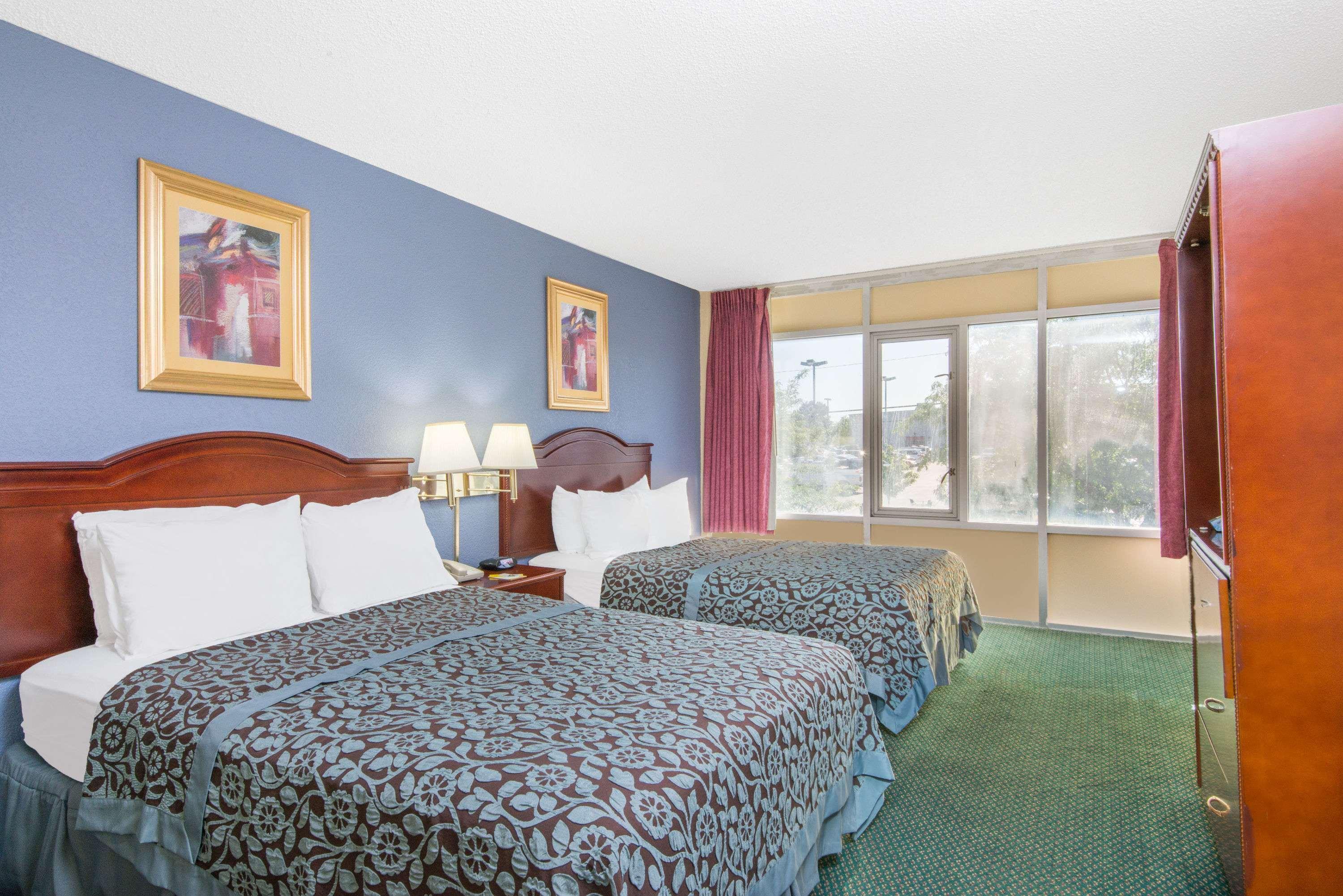 Days Inn & Suites By Wyndham Wichita East Екстериор снимка
