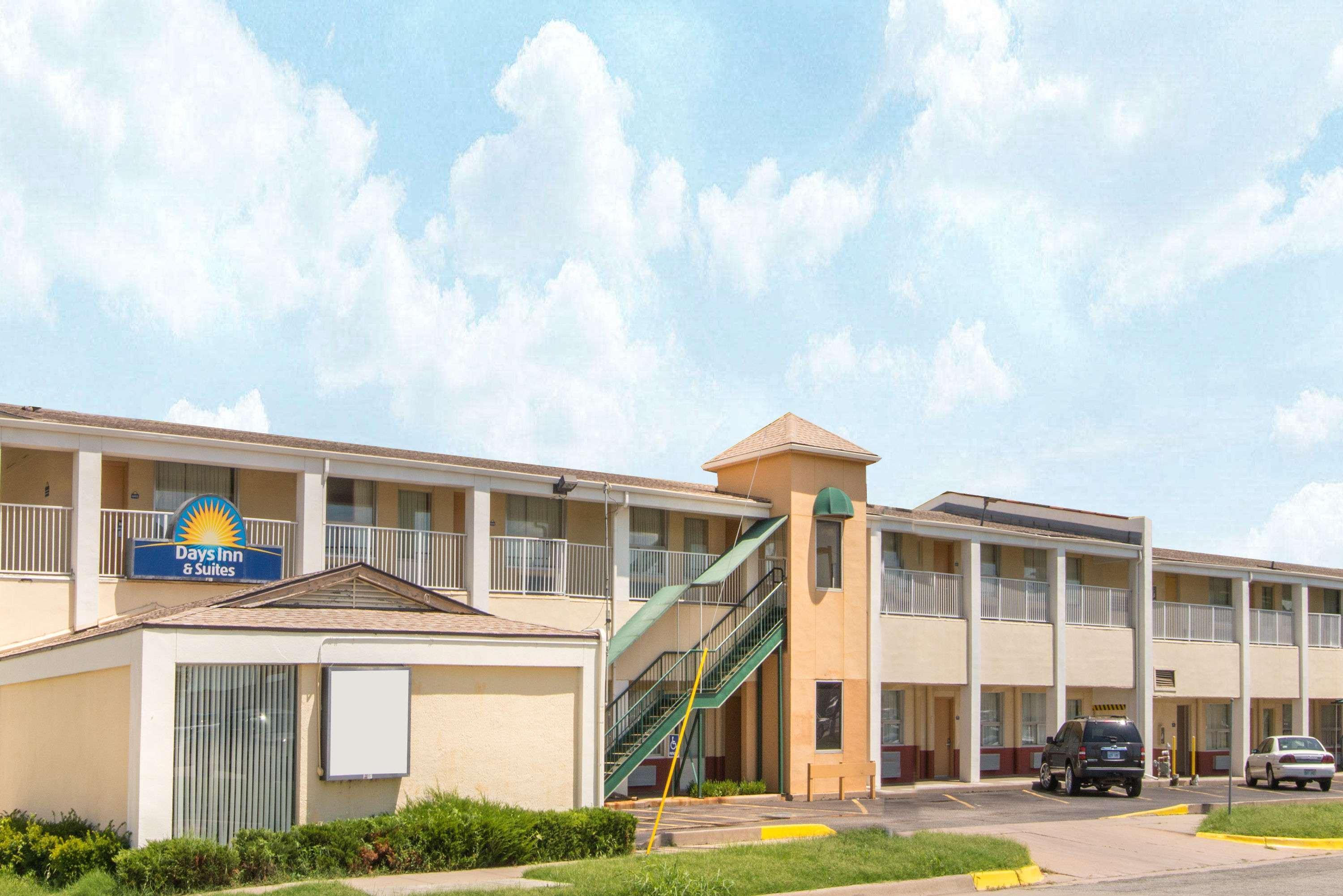 Days Inn & Suites By Wyndham Wichita East Екстериор снимка