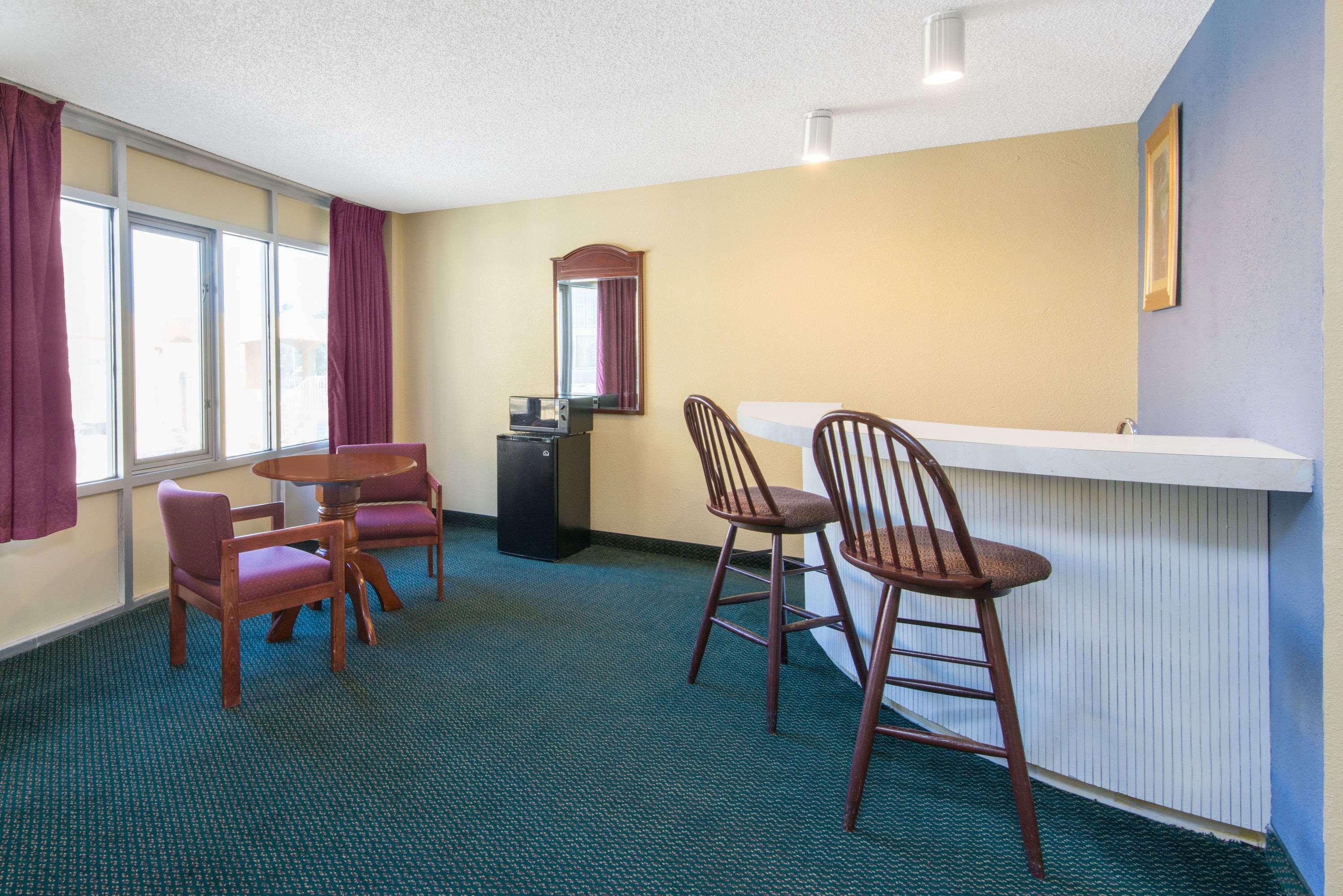Days Inn & Suites By Wyndham Wichita East Екстериор снимка
