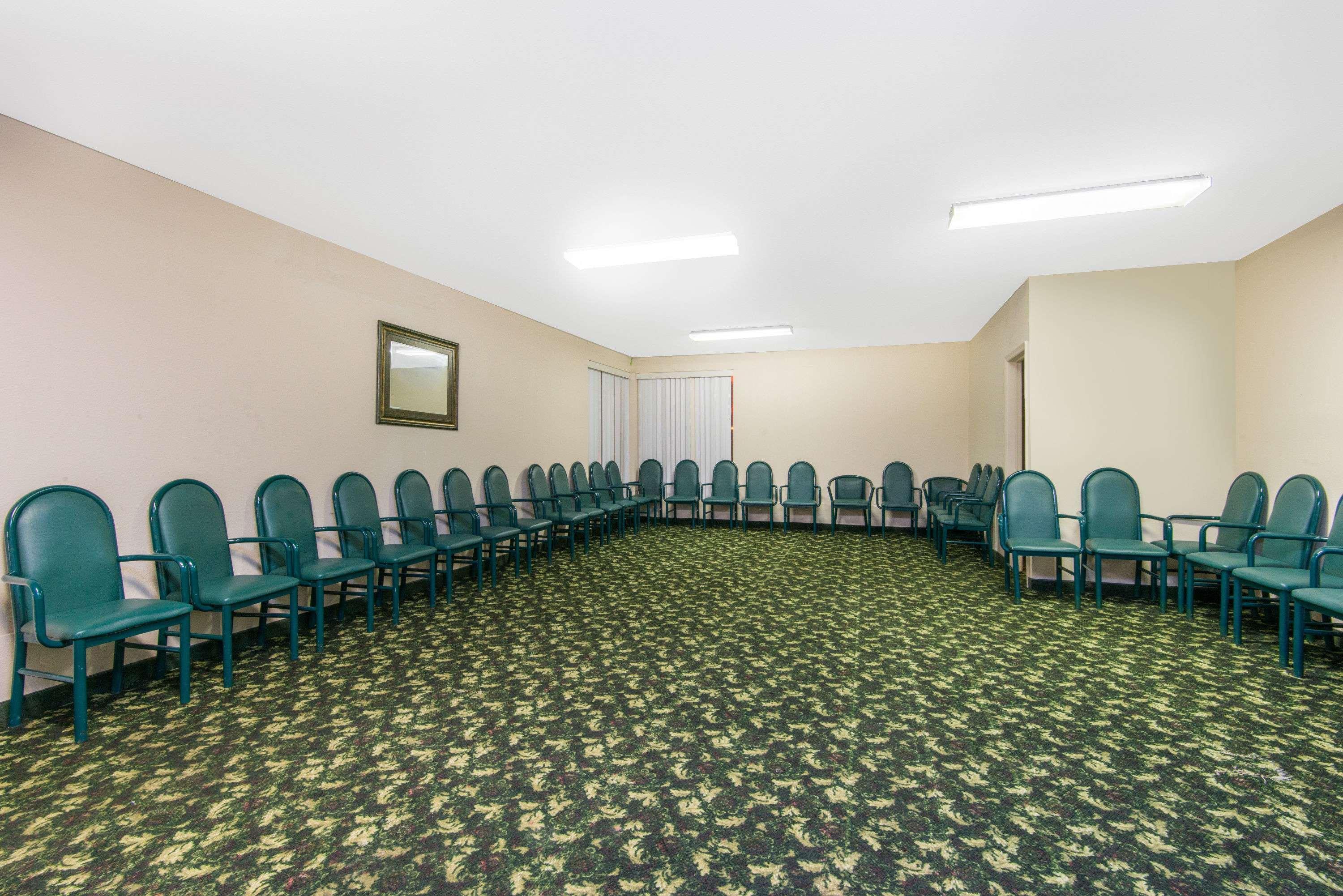 Days Inn & Suites By Wyndham Wichita East Екстериор снимка