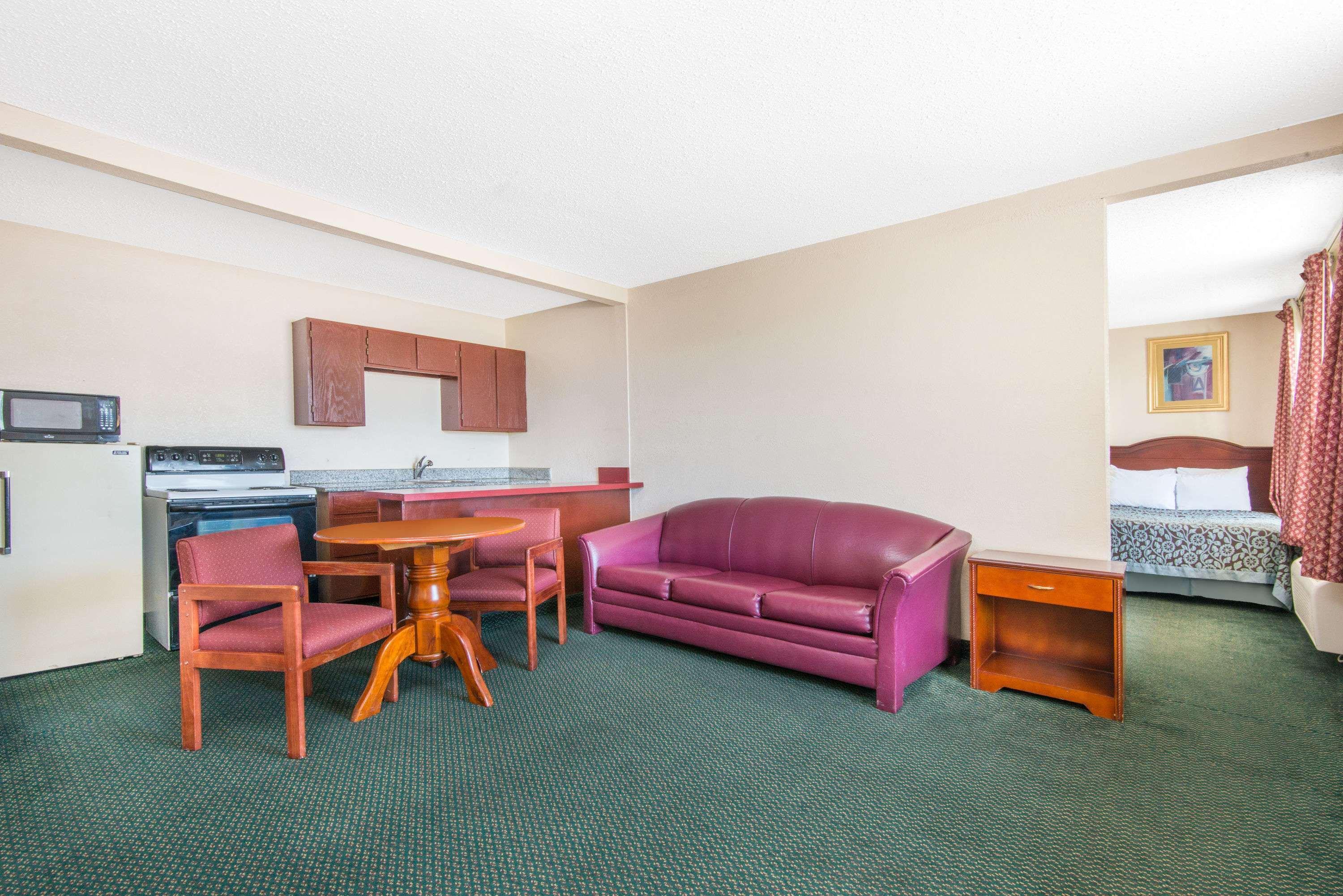 Days Inn & Suites By Wyndham Wichita East Екстериор снимка