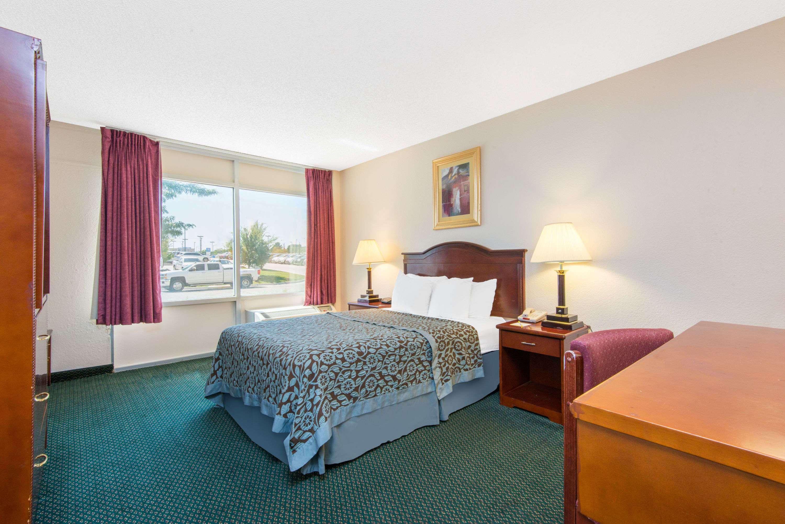 Days Inn & Suites By Wyndham Wichita East Екстериор снимка