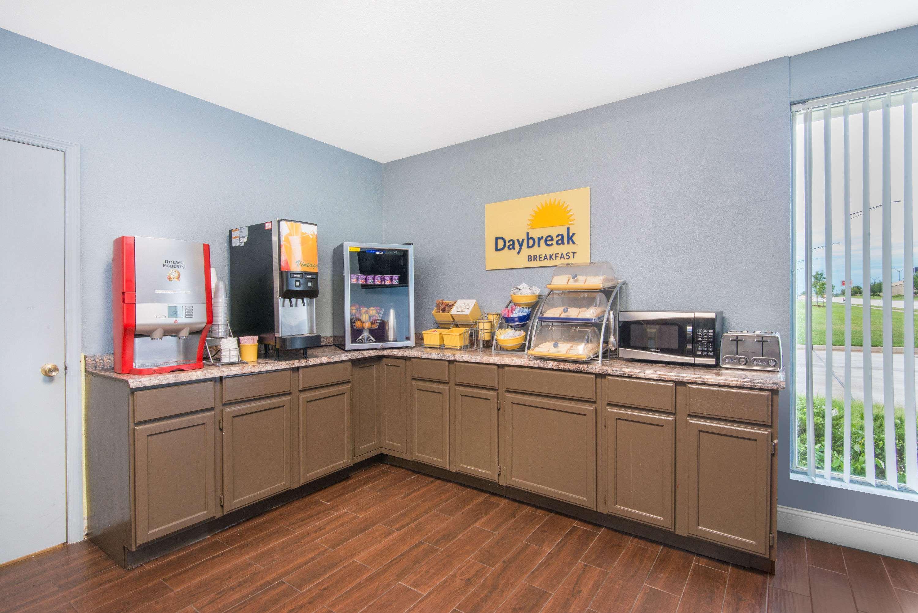 Days Inn & Suites By Wyndham Wichita East Екстериор снимка