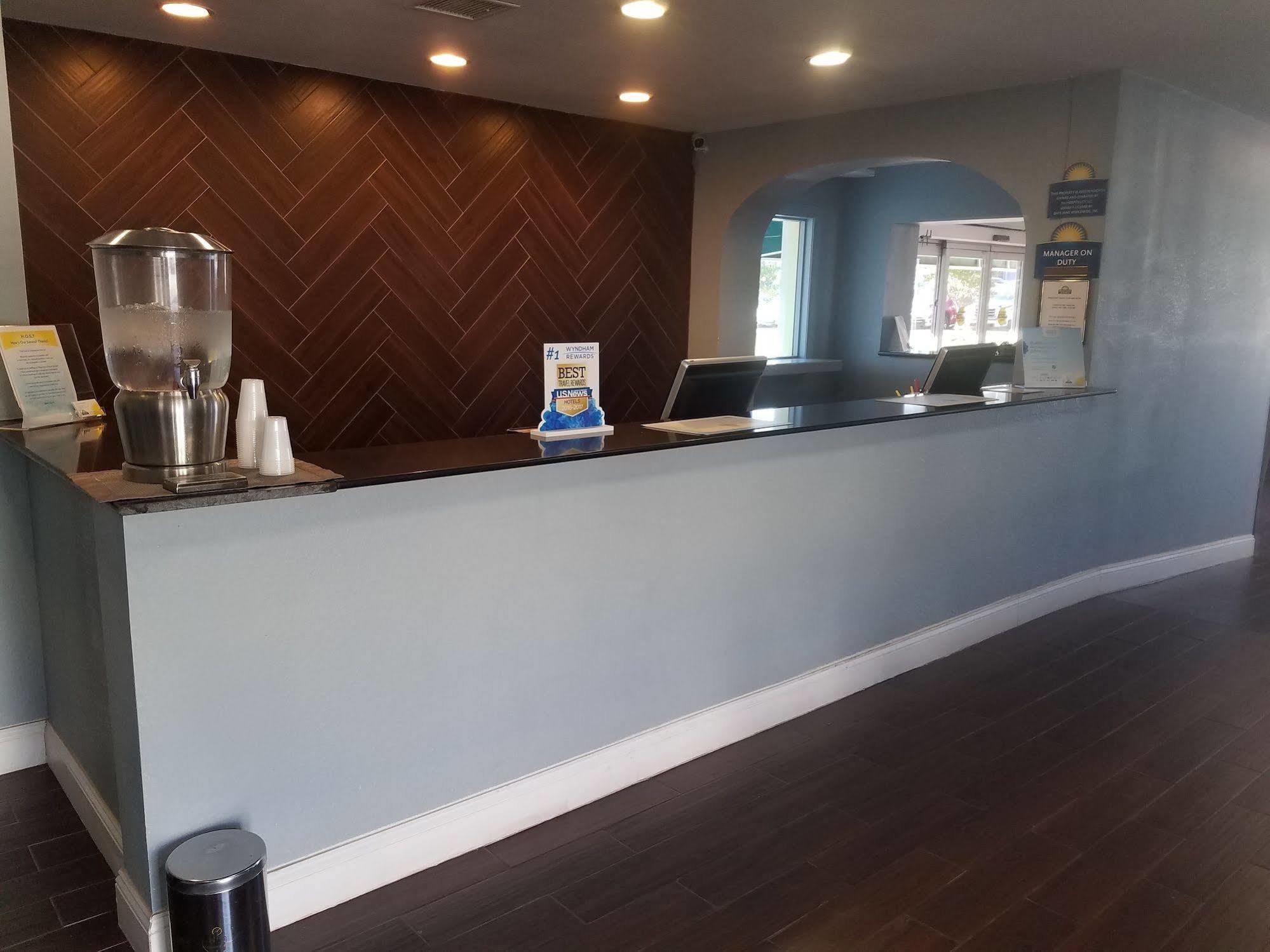 Days Inn & Suites By Wyndham Wichita East Екстериор снимка