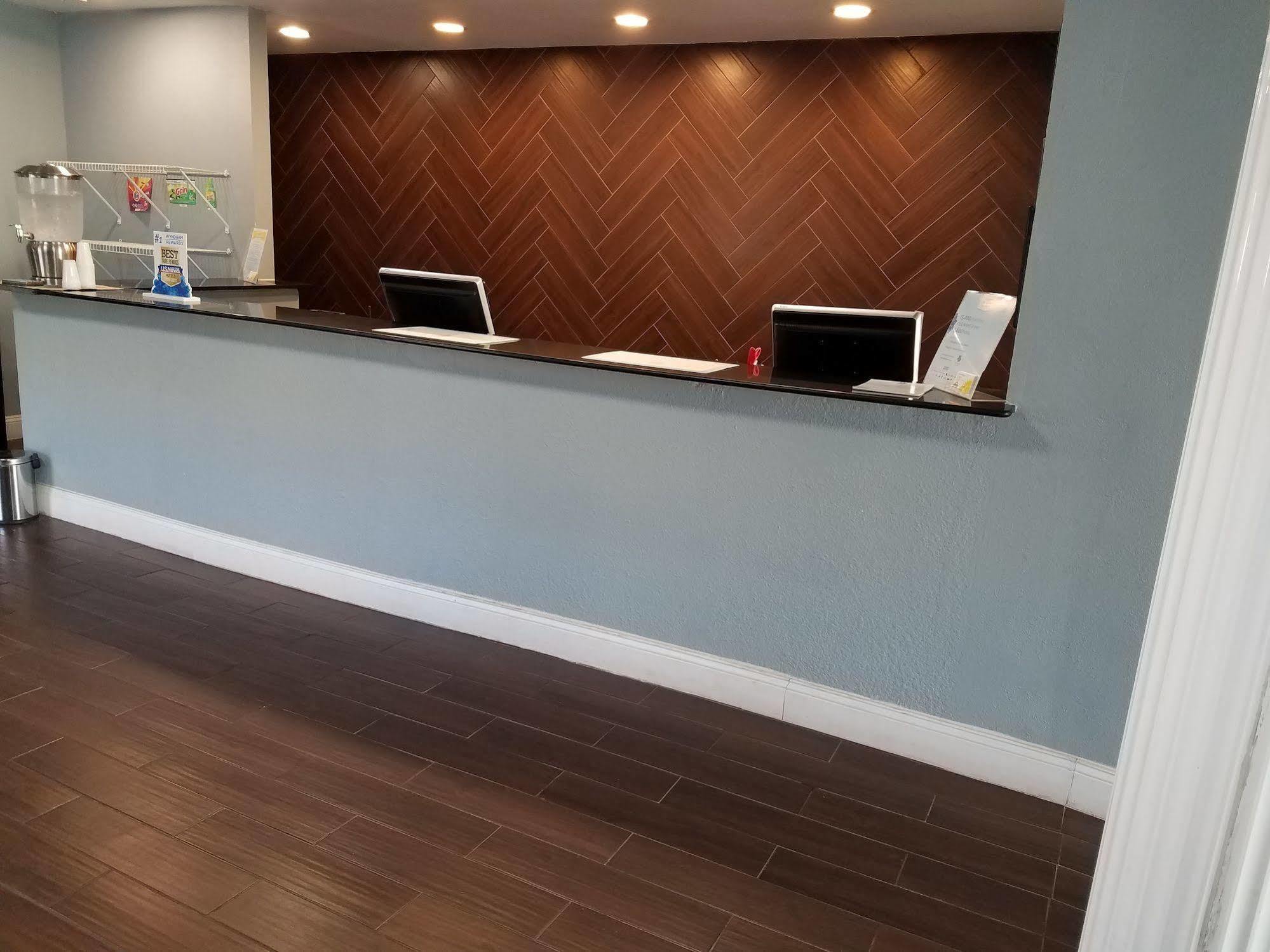 Days Inn & Suites By Wyndham Wichita East Екстериор снимка