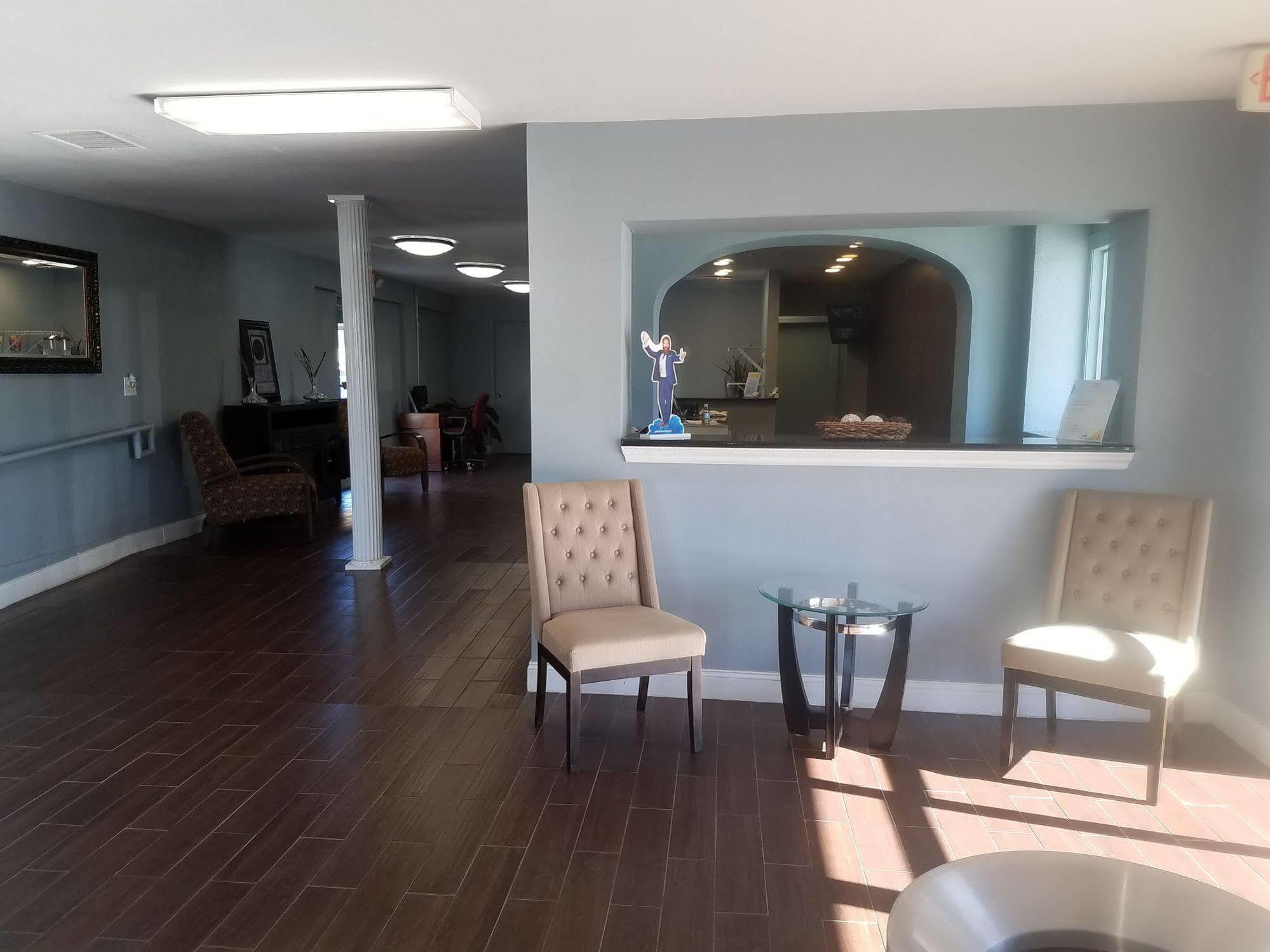 Days Inn & Suites By Wyndham Wichita East Екстериор снимка