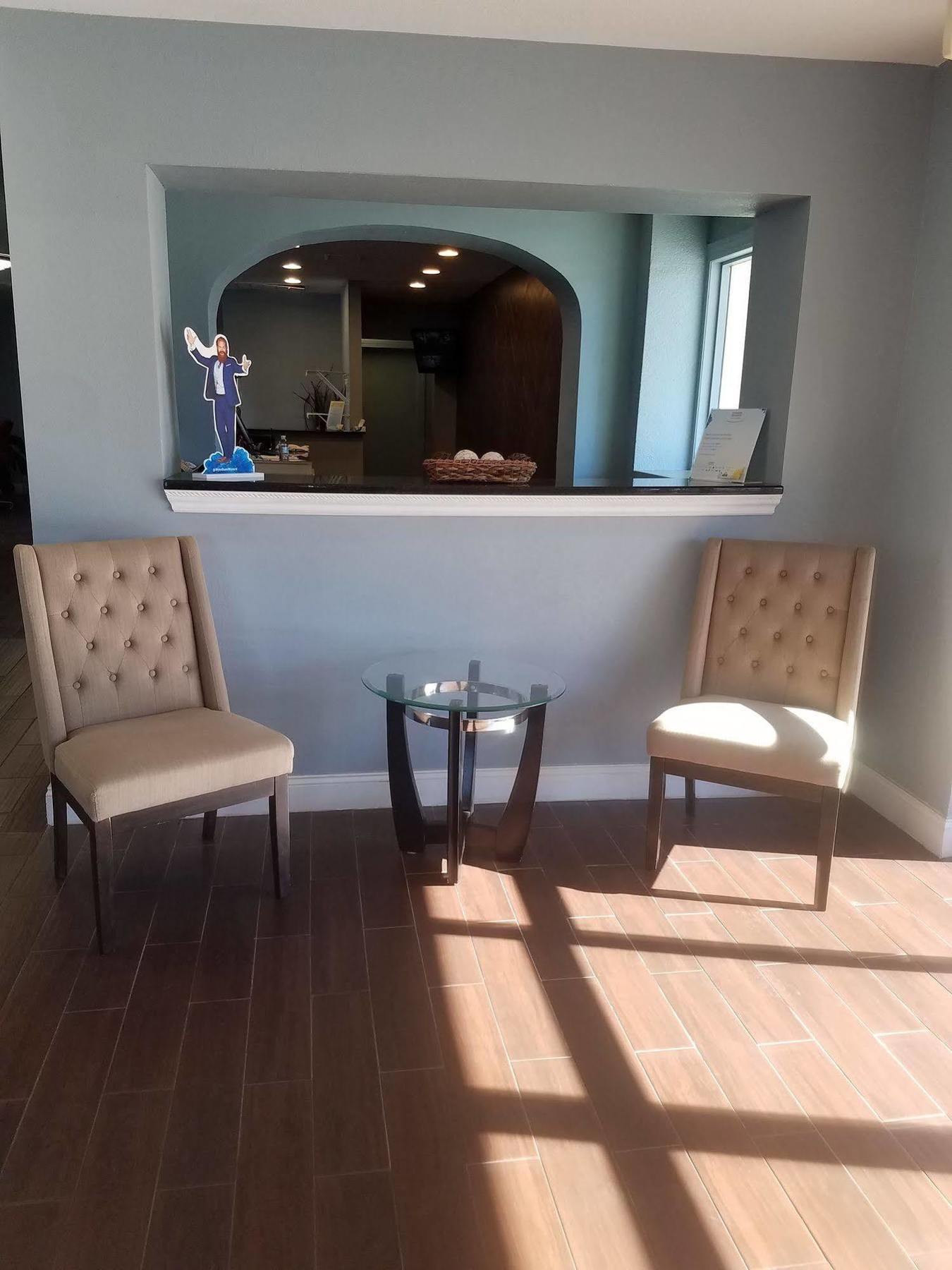 Days Inn & Suites By Wyndham Wichita East Екстериор снимка