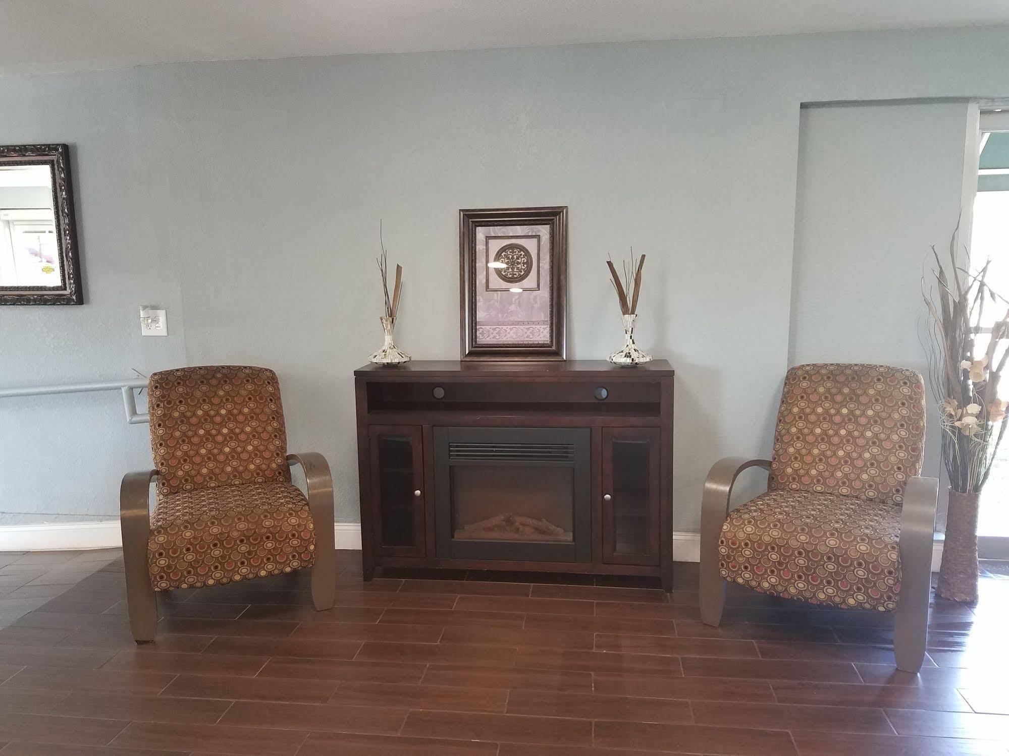 Days Inn & Suites By Wyndham Wichita East Екстериор снимка