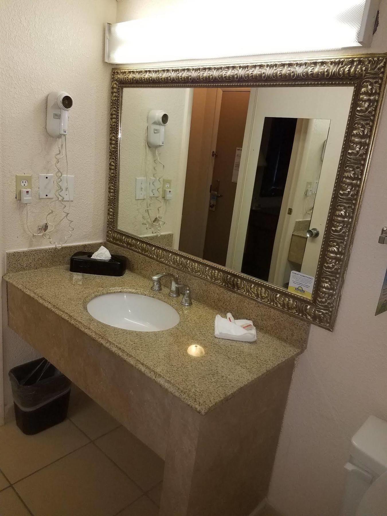 Days Inn & Suites By Wyndham Wichita East Екстериор снимка