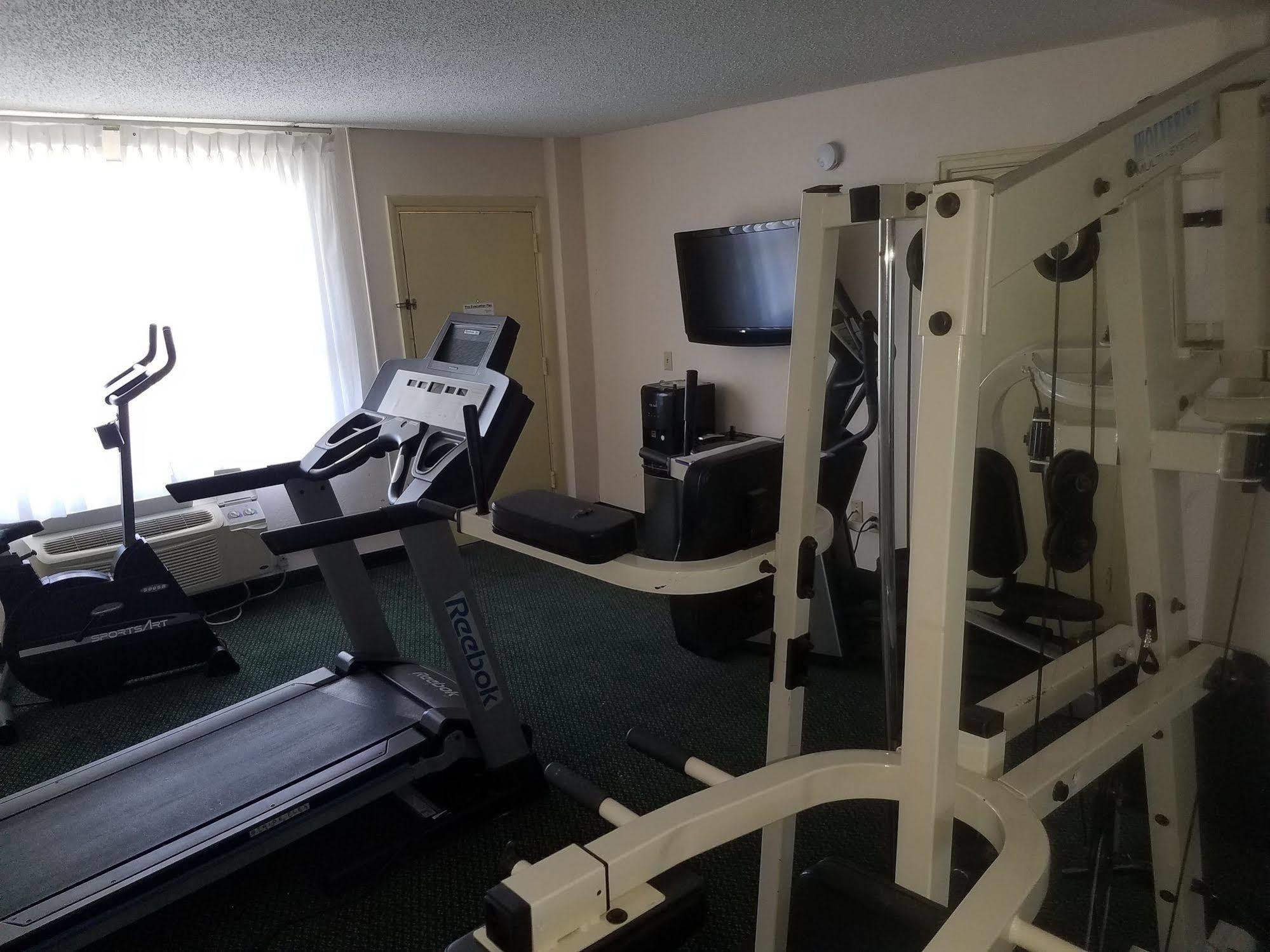 Days Inn & Suites By Wyndham Wichita East Екстериор снимка