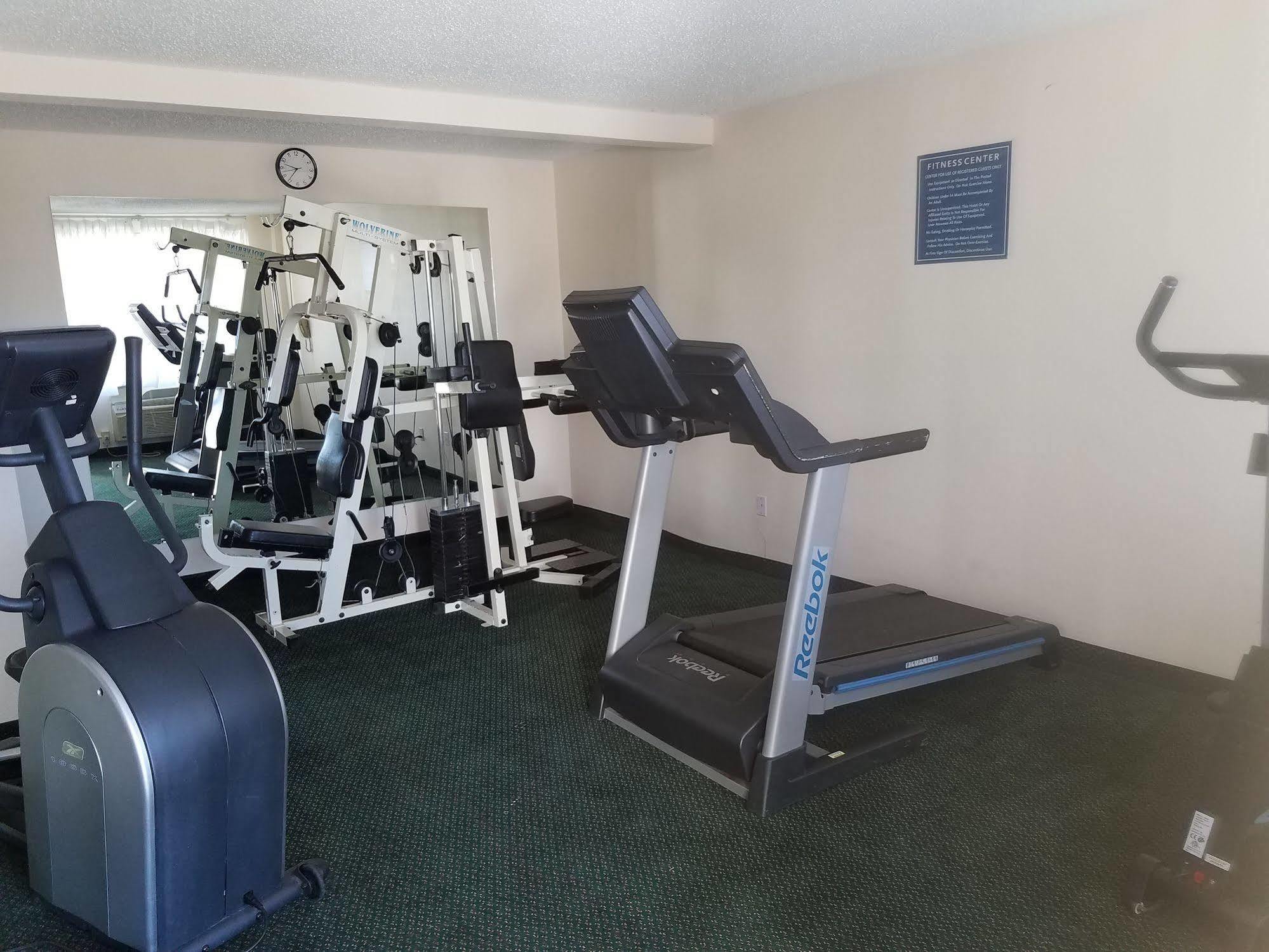 Days Inn & Suites By Wyndham Wichita East Екстериор снимка