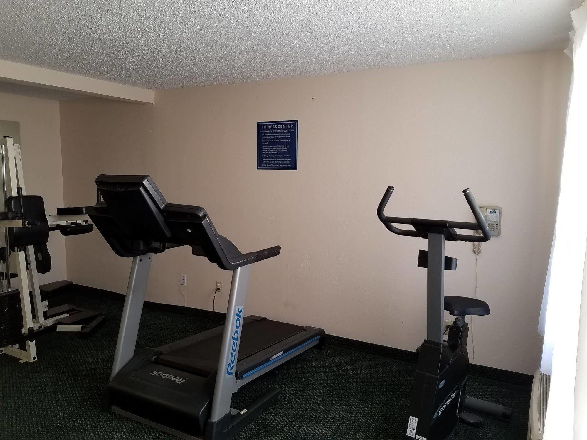 Days Inn & Suites By Wyndham Wichita East Екстериор снимка