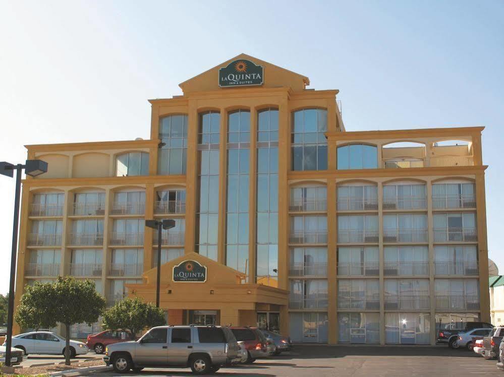Days Inn & Suites By Wyndham Wichita East Екстериор снимка