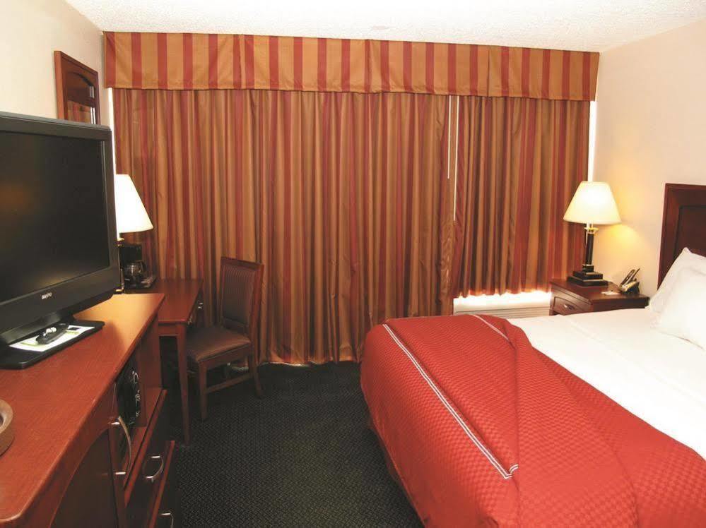 Days Inn & Suites By Wyndham Wichita East Екстериор снимка