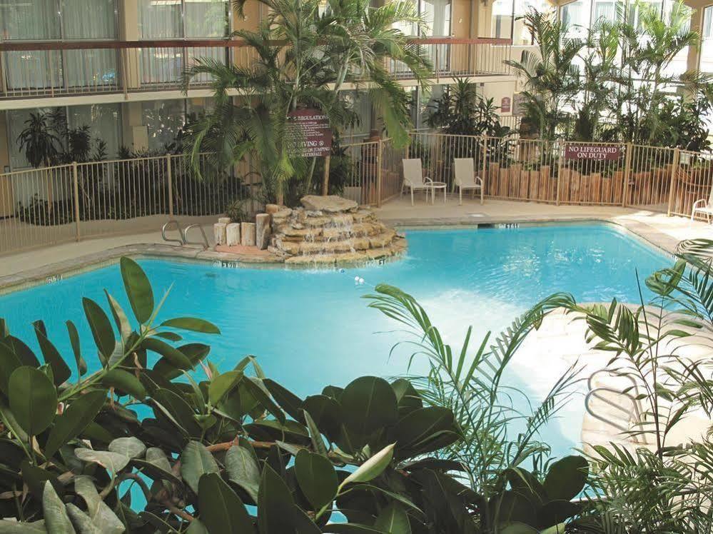 Days Inn & Suites By Wyndham Wichita East Екстериор снимка