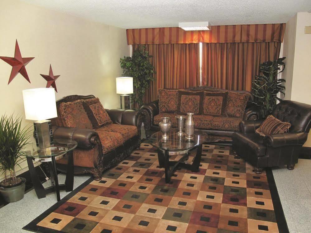 Days Inn & Suites By Wyndham Wichita East Екстериор снимка