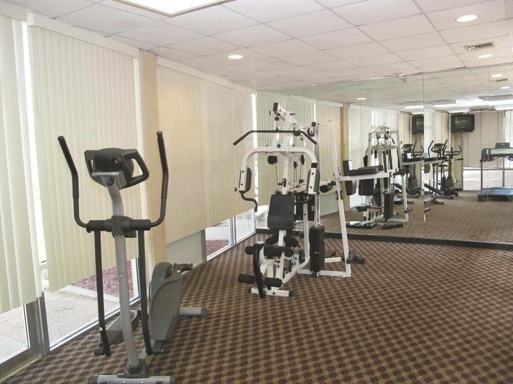 Days Inn & Suites By Wyndham Wichita East Екстериор снимка